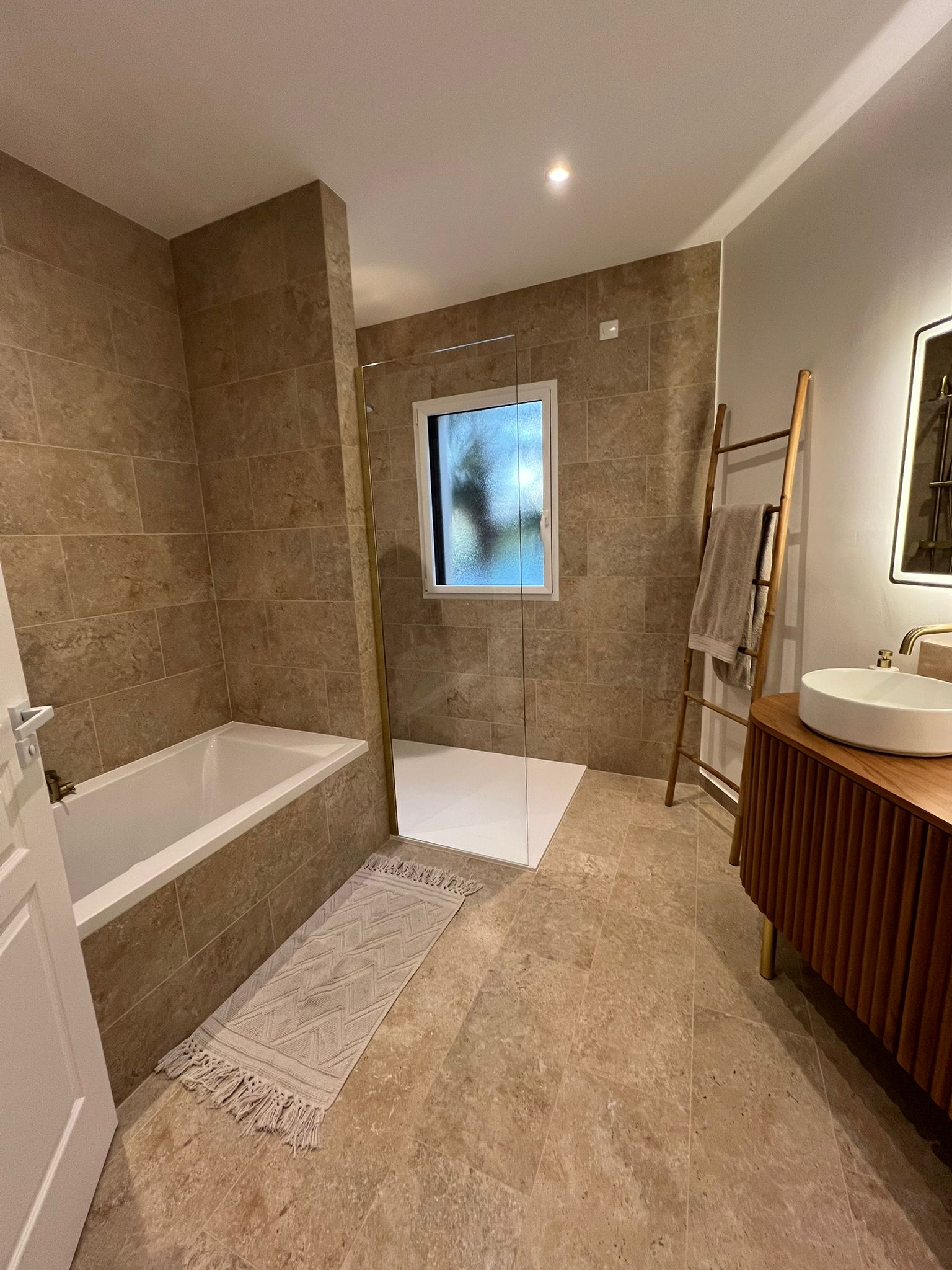 photo de pose de carrelage dans une salle de bains à Montbert