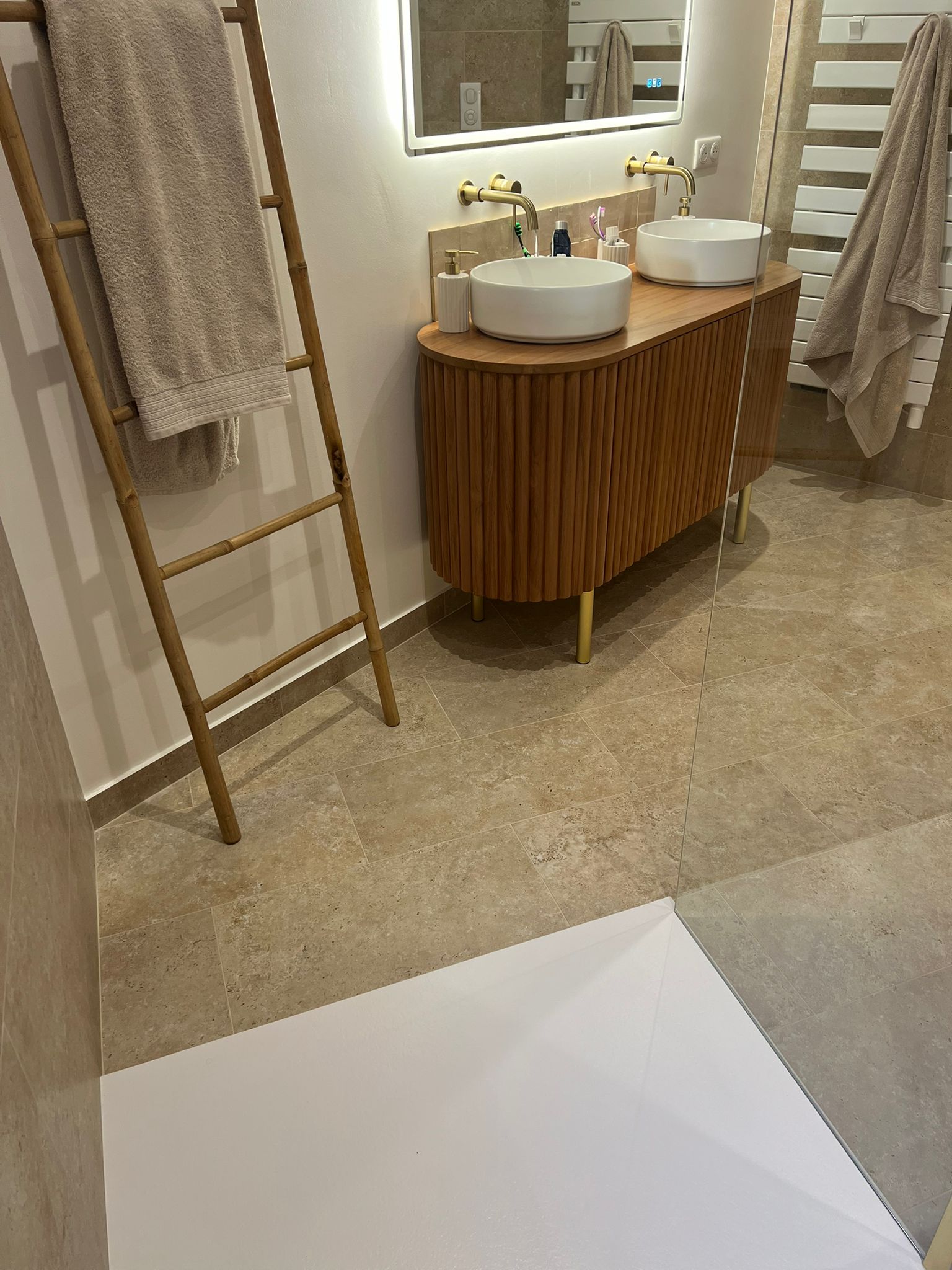 photo de pose de carrelage dans une salle de bains à Montbert