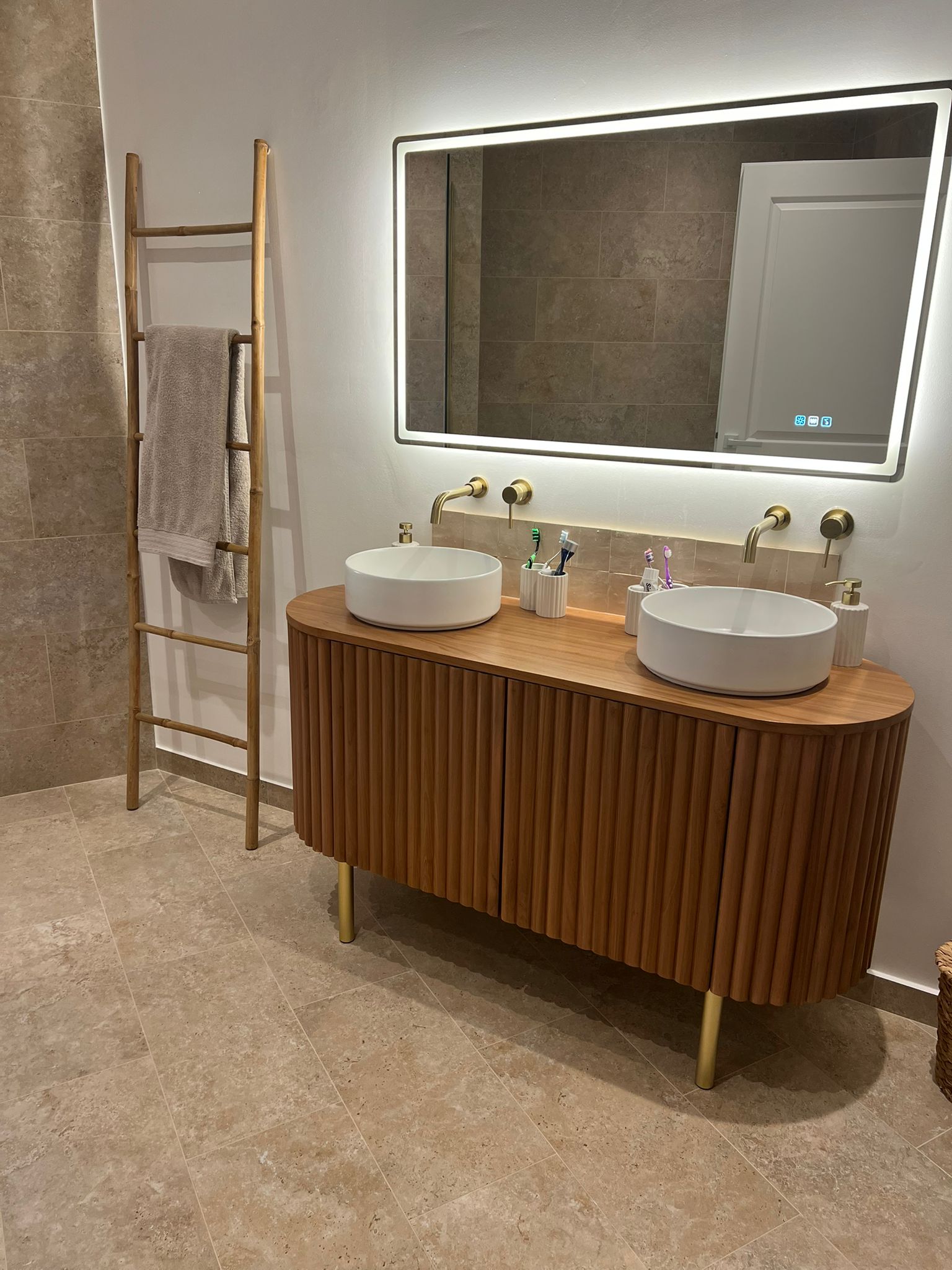 photo de pose de carrelage dans une salle de bains à Montbert