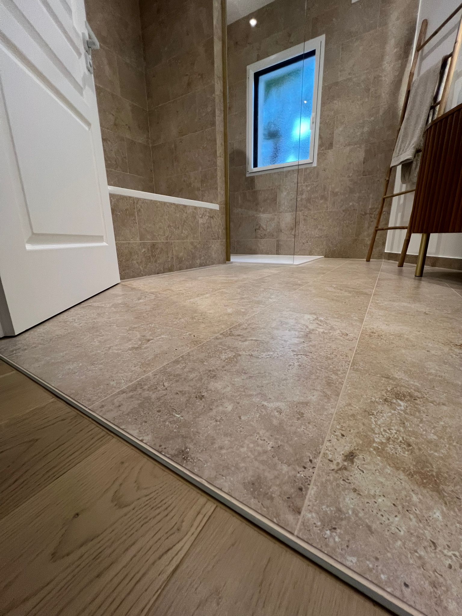 photo de pose de carrelage dans une salle de bains à Montbert