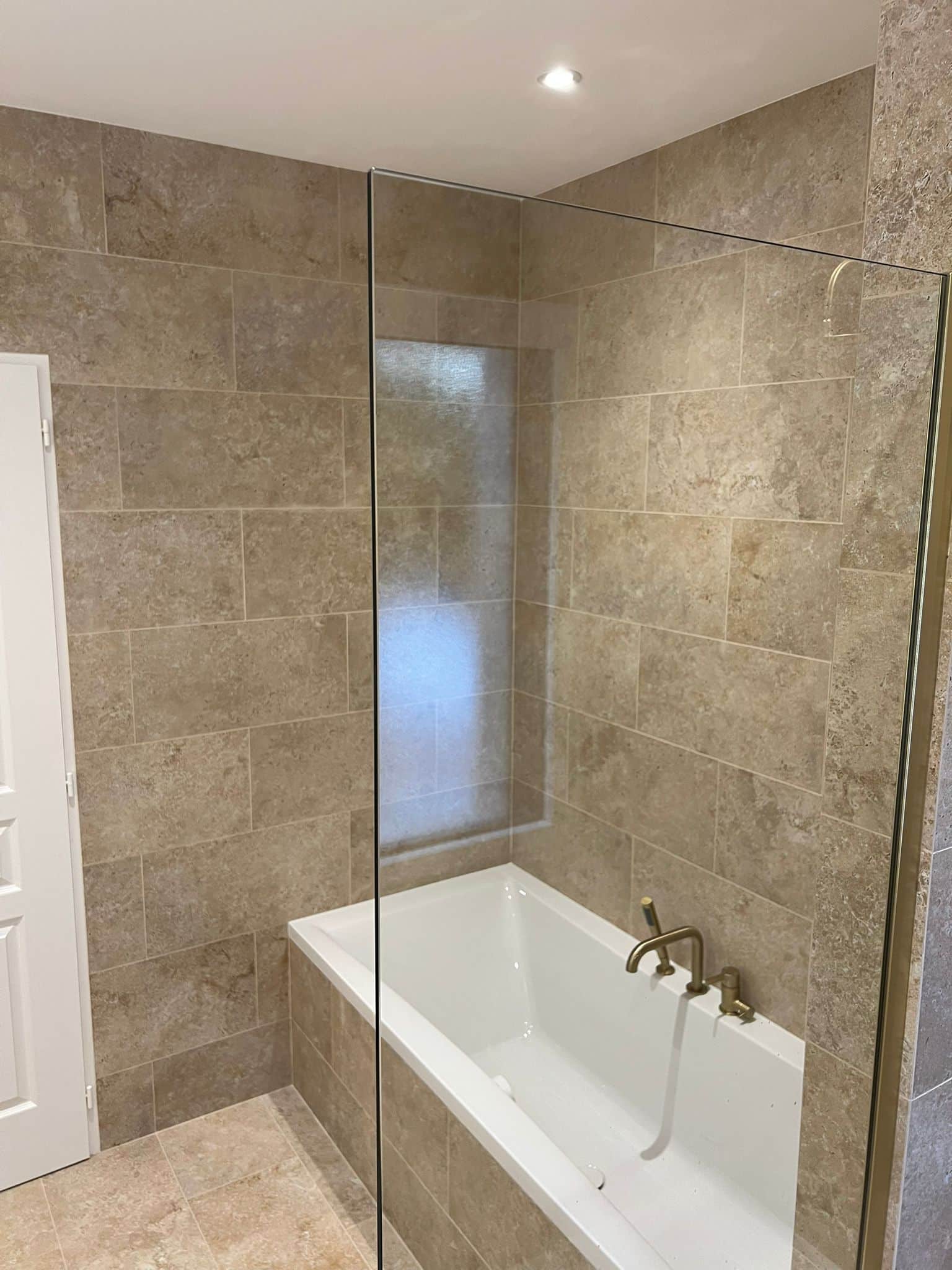 photo de pose de faïence dans une salle de bains à Montbert