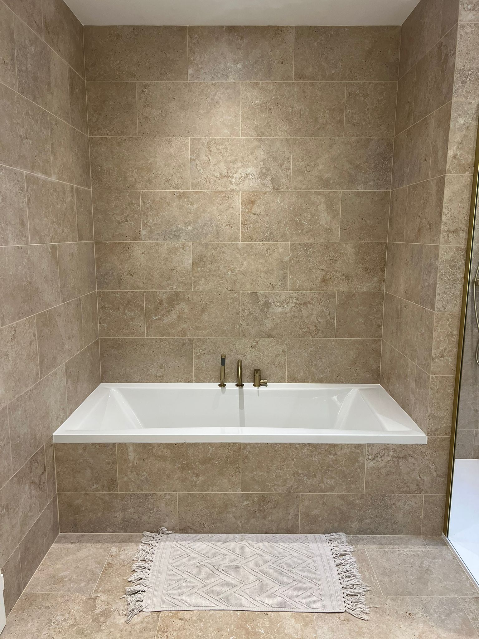 photo de pose de faïence dans une salle de bains à Montbert