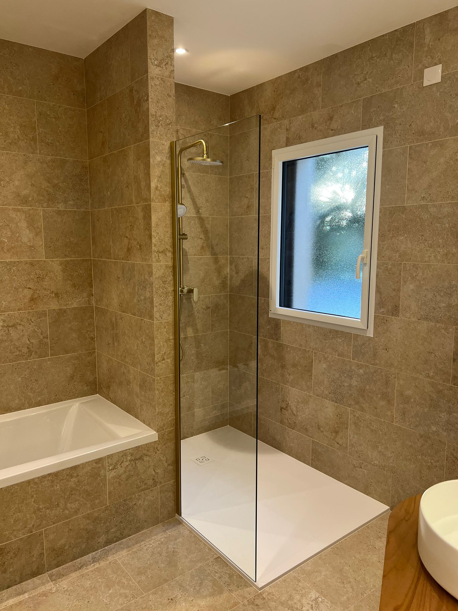 photo de pose de faïence dans une salle de bains à Montbert