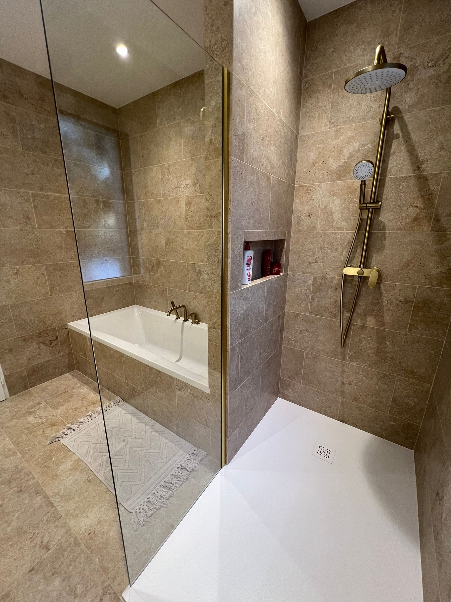 photo de pose de faïence dans une salle de bains à Montbert